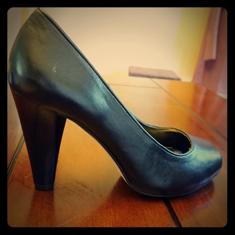 Antonio Melani black leather peep toe heel